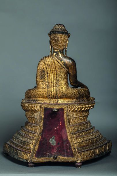 null Buddha Maravijaya assis sur une base lotiforme supporté par un haut socle pyramidale...