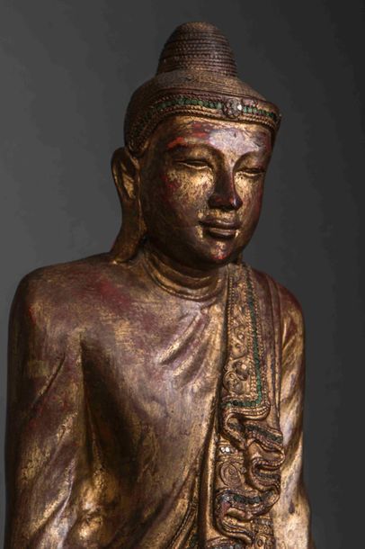 null Buddha debout sur une base lotiforme dans une posture hiératique d'une main...