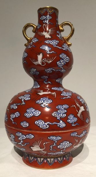 null Vase double gourde famille rose
En porcelaine de Chine à fond rouge corail et...