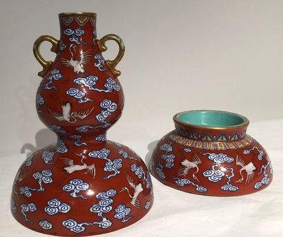 null Vase double gourde famille rose
En porcelaine de Chine à fond rouge corail et...