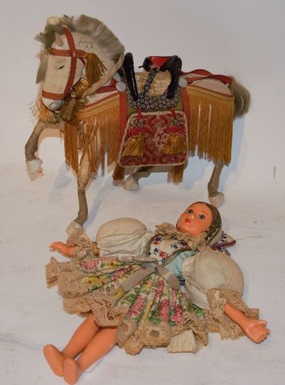 null CHEVAL ET POUPEE

Cheval harnaché en papier maché et tissu et poupée en composition...