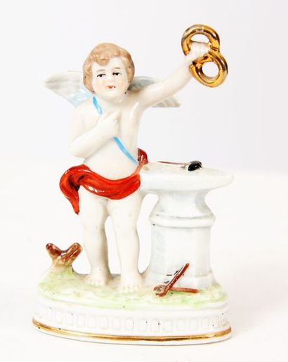 null PETIT SUJET "ANGELOT AUX ANNEAUX"

En porcelaine polychrome. 

Epoque XIXème...