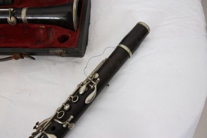 null CLARINETTE ANCIENNE "SELMER PARIS"

Avec son écrin.

Etat d'usage.