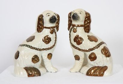 null PAIRE DE "CHIENS" EN FAIENCE DE JERSEY

En faience polychrome et dorée.

Epoque...