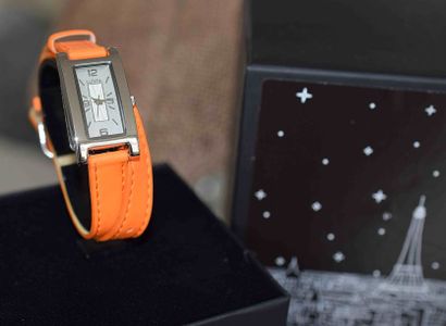 null Montre Dame boîtier métal rectangulaire , son bracelet design double tour en...