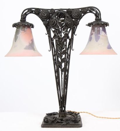 null LAMPE EN FER FORGE A DEUX TULIPES DE EDGAR BRANDT (1880-1960) ET GALLE

En fer...