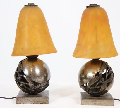 null PAIRE DE PETITES LAMPES DE CHEVET "BOULES DE GUI"

En métal argenté, à fut sphérique...