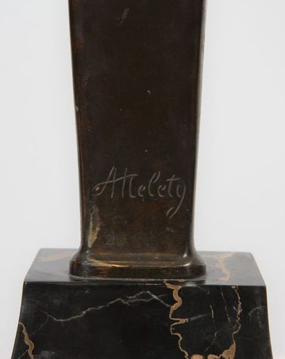 null LAMPE 1925 "GARCONNE" DE ALEXANDRE KELETY (1874-1940)

En bronze argenté doré...