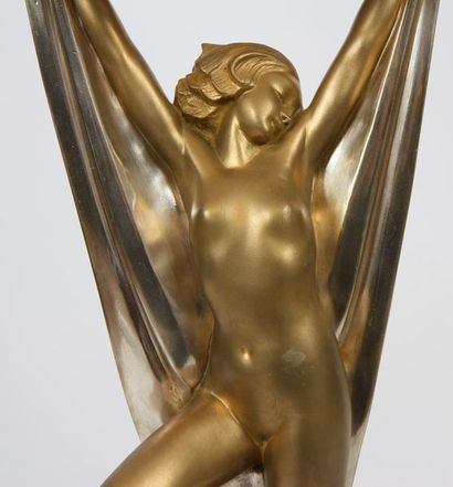 null LAMPE ART DECO "FEMME AU VOILE" DE ALEXANDRE KELETY (1874-1940)

En bronze doré...