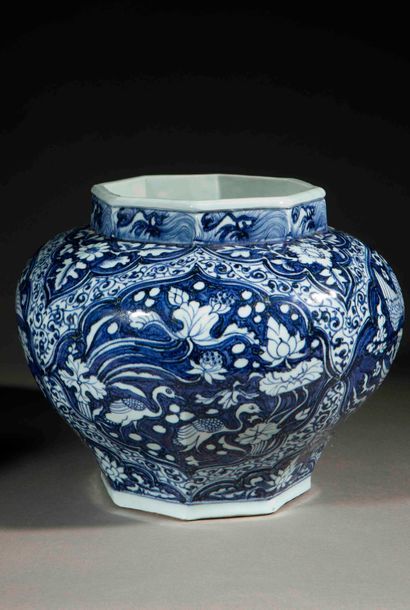 null Jarre à piètement et col octogonal en porcelaine blanche décorée en bleu cobalt...