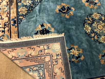 null GRAND TAPIS CHINOIS

En laine à fond bleu, à décor de chauves souris et de symboles...