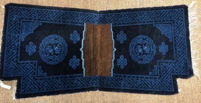 null TAPIS DE SELLE TIBET

A fond bleu, et marron, à motifs de dragons stylisés et...