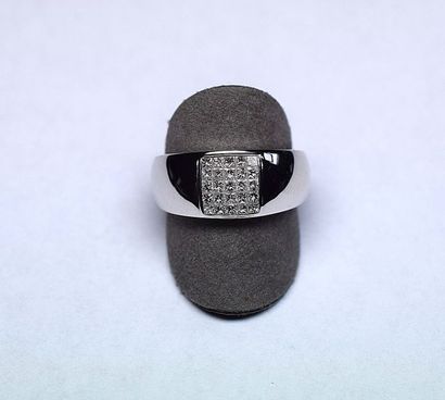 null Bague chevalière or blanc en serti mystérieux de 25 diamants taille princes...