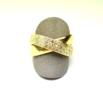 null Importante bague croisée or jaune dont un anneau est serti de diamants ronds...