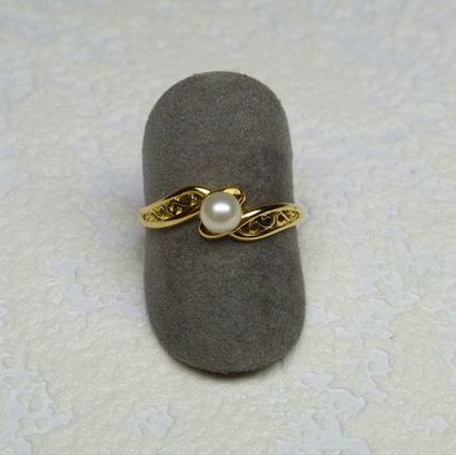 null Bague or jaune anneau mouvementé sertie d'une perle de culture - or 1,08 g.