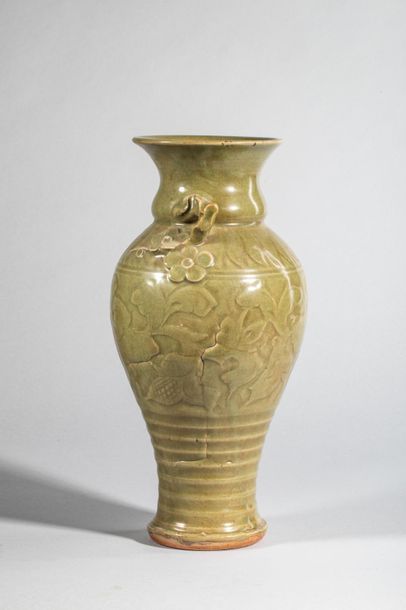 null Vase balustre en épaisse porcelaine du Longquan décoré à l'épaulement d'une...