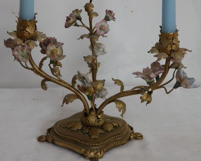 null PAIRE DE BOUGEOIRS EN PORCELAINE 

En métal doré, à deux bras de lumière de...