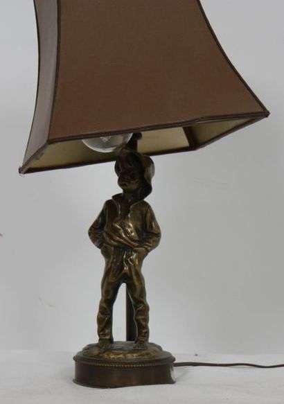 null PETITE LAMPE DE CHEVET "GAVROCHE" 

En bronze patiné, reposant sur une base...
