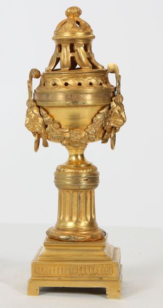 null PETIT BRULE PARFUM EN BRONZE DORE LOUIS XVI

En bronze doré.

Epoque XVIIIème...
