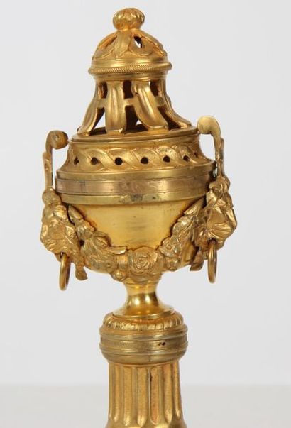 null PETIT BRULE PARFUM EN BRONZE DORE LOUIS XVI

En bronze doré.

Epoque XVIIIème...