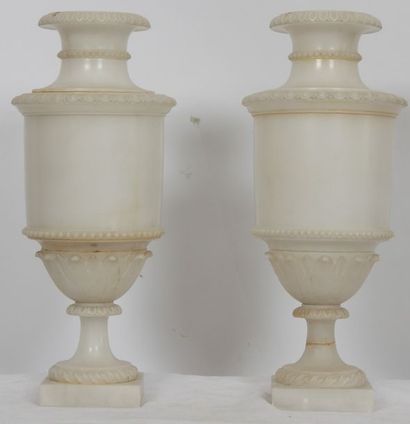 null PAIRE DE POTS COUVERTS EN ALBATRE MODELE EMPIRE

En albatre, reposant sur un...