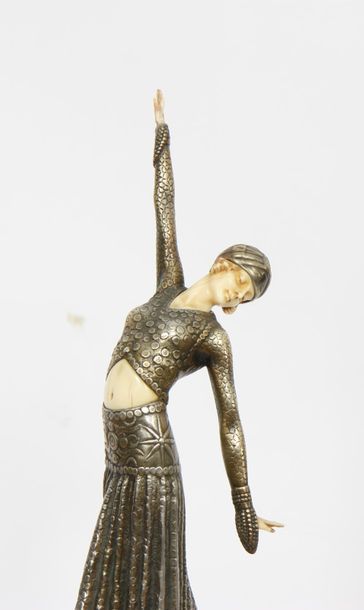 null BRONZE CHRYSELEPHANTINE "DANSEUSE 1925" MODELE DE CHIPARUS

En régule argenté...