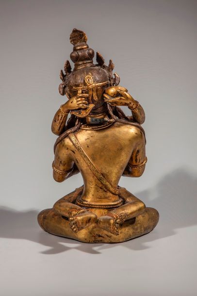null Vajra Satva assis en yabum avec sa parèdre tenant le vajra et la ghanta. Bronze...