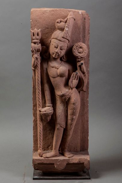null Stèle Jaïn illustrant le Tirthankara Mahâvîra abrité sous une face humaine et...