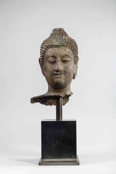 null Tête de Buddha à l’expression sereine , les yeux mi-clos préconisant le regard...