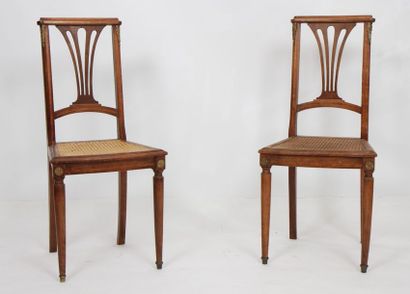 null PAIRE DE CHAISES CANNEES 1900 

En bois naturel et marqueterie de bois à dossier...