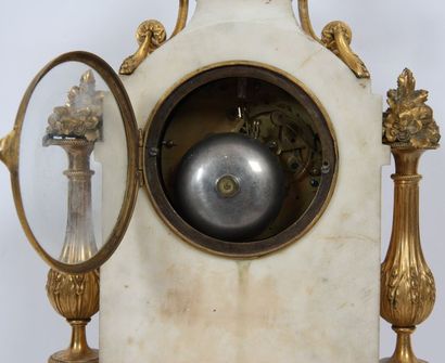 null PENDULE BORNE LOUIS XVI

En marbre blanc et bronze doré, à cadran émaillé signé...