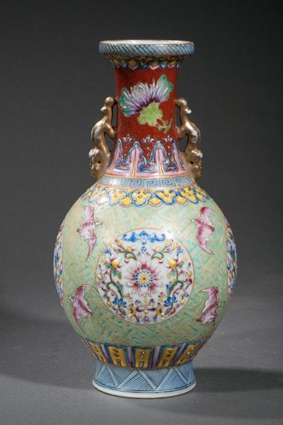 null Vase balustre en porcelaine famille rose orné au col d'une paire d'anses zoomorphes...