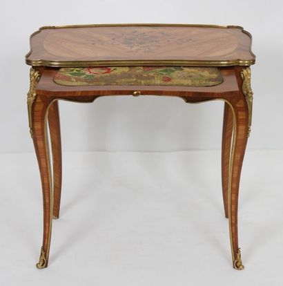 null PETITE TABLE ECRITOIRE MARQUETEE NAPOLEON III 

En marqueterie en bois de placage...