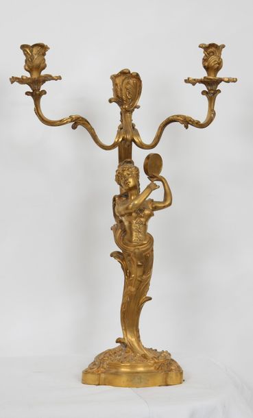 null ENSEMBLE DE DEUX CANDELABRES "A LA JOUEUSE DE TAMBOURIN" 

En bronze doré et...