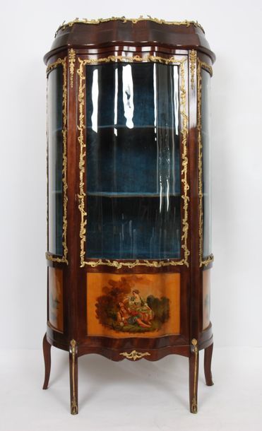 null VITRINE GALBEE "VERNIS MARTIN" NAPOLEON III

En acajou et placage d'acajou,...