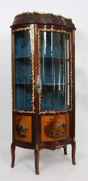 null VITRINE GALBEE "VERNIS MARTIN" NAPOLEON III

En acajou et placage d'acajou,...