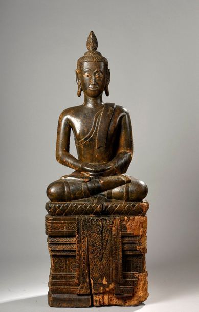 null Buddha assis en virasana sur un haut socle à base lotiforme d'où pend une bannière,...