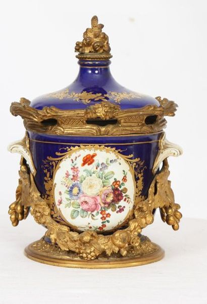 null POT COUVERT EN PORCELAINE NAPOLEON III

En porcelaine bleue et or, à décor peint...