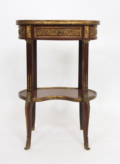 null PETITE TABLE DE SALON EN ACAJOU NAPOLEON III 

En acajou et placage d'acajou,...