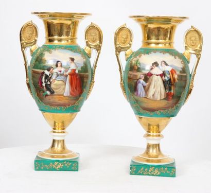 null PAIRE DE VASES BALUSTRES EN PORCELAINE XIXè

De forme balustre à piédouche,...