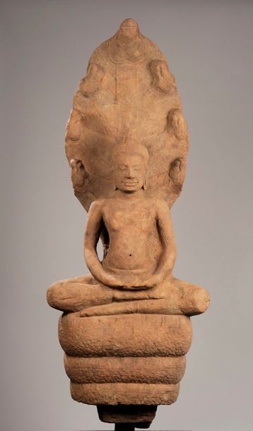 null Important Bouddha Mucilinda, assis en méditation sur le corps du Naga déployant...