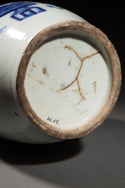 null Vase balustre à fond plat serti de deux anses ajourés au col en porcelaine blanche...