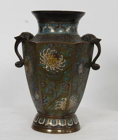 null VASE HEXAGONAL EN CLOISONNE CHINE 

En bronze, à panse à six pans à décor de...