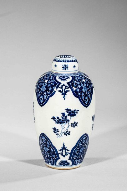 null Flacon ovoïde couvert en porcelaine blanche décoré en bleu cobalt sous couverte...