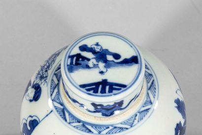 null Potiche ovoïde couverte en porcelaine blanche décorée en bleu cobalt sous couverte...