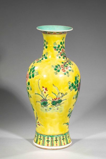 null Vase balustre en porcelaine décoré en émaux polychromes sur fond jaune d'un...