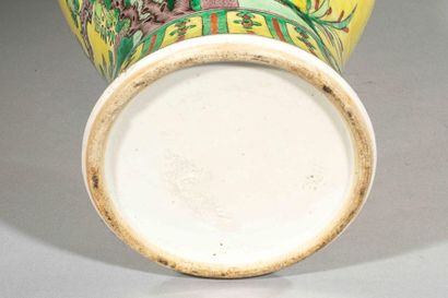 null Vase balustre en porcelaine décoré en émaux polychromes sur fond jaune d'un...