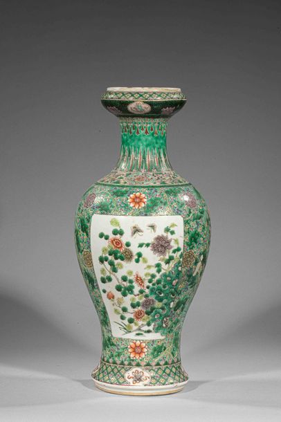 null Vase balustre à ouverture renflée en coupelle en porcelaine de la famille verte...