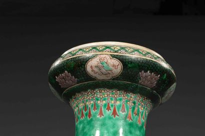 null Vase balustre à ouverture renflée en coupelle en porcelaine de la famille verte...