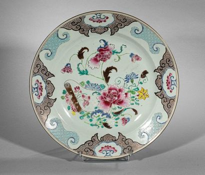 null Plat en porcelaine décoré en émaux polychrome sur la couverte de la famille...